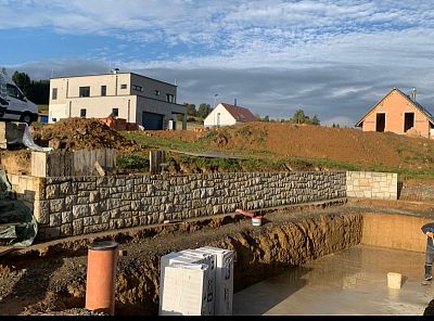 Realizace schodů a opěrných zdí z kamene v Letohradu