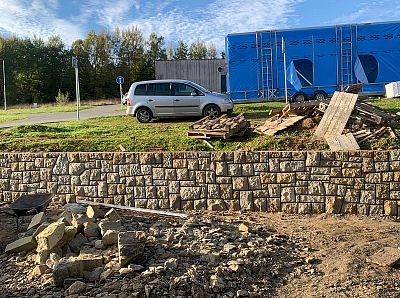 Realizace schodů a opěrných zdí z kamene v Letohradu