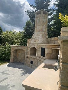 Realizace velké zahradní kamenné kuchyně s krbem a udírnou v Unhošti