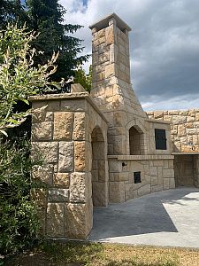 Realizace velké zahradní kamenné kuchyně s krbem a udírnou v Unhošti