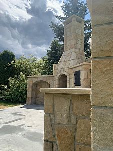 Realizace velké zahradní kamenné kuchyně s krbem a udírnou v Unhošti