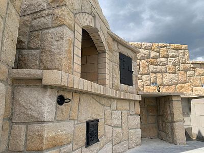 Realizace velké zahradní kamenné kuchyně s krbem a udírnou v Unhošti