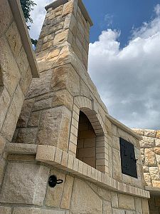 Realizace velké zahradní kamenné kuchyně s krbem a udírnou v Unhošti