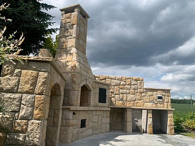 Realizace velké zahradní kamenné kuchyně s krbem a udírnou v Unhošti