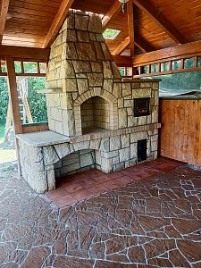 Realizace venkovní kamenné kuchyně s krbem a troubou v Krnově