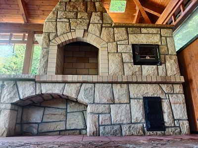 Realizace venkovní kamenné kuchyně s krbem a troubou v Krnově