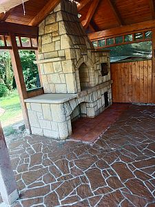 Realizace venkovní kamenné kuchyně s krbem a troubou v Krnově