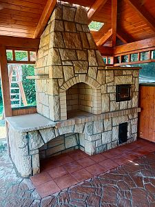 Realizace venkovní kamenné kuchyně s krbem a troubou v Krnově