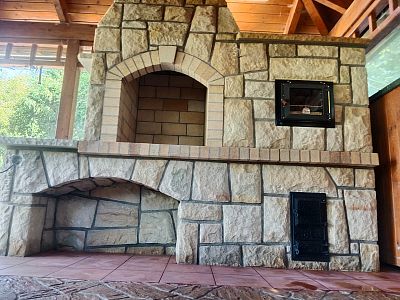 Realizace venkovní kamenné kuchyně s krbem a troubou v Krnově