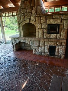 Realizace venkovní kamenné kuchyně s krbem a troubou v Krnově