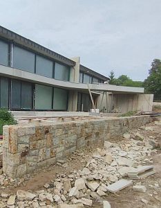 Stavba kamenných opěrných zídek v Praze