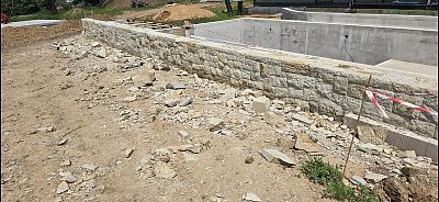 Stavba kamenných opěrných zídek v Praze