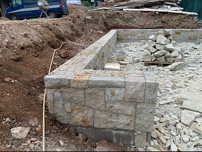 Stavba kamenných opěrných zídek v Praze