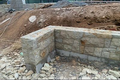 Stavba kamenných opěrných zídek v Praze