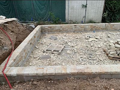 Stavba kamenných opěrných zídek v Praze