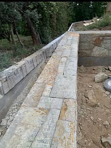 Stavba kamenných opěrných zídek v Praze