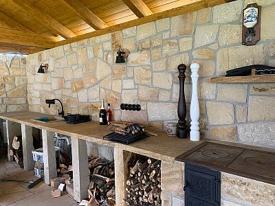 Stavba velké venkovní kamenné kuchyně s pecí, krbem, sporákem a udírnou ve Všestarech u Říčan