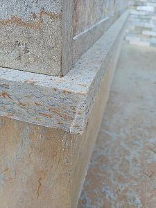 Stavba venkovních kamenných schodů s podestou a kamenným květináčem v obci Lochenice