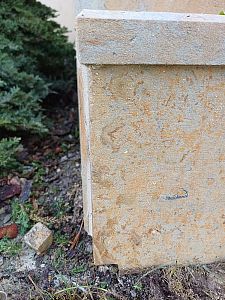 Stavba venkovních kamenných schodů s podestou a kamenným květináčem v obci Lochenice