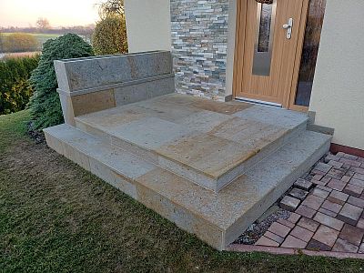 Stavba venkovních kamenných schodů s podestou a kamenným květináčem v obci Lochenice