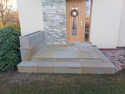 Stavba venkovních kamenných schodů s podestou a kamenným květináčem v obci Lochenice