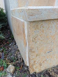 Stavba venkovních kamenných schodů s podestou a kamenným květináčem v obci Lochenice